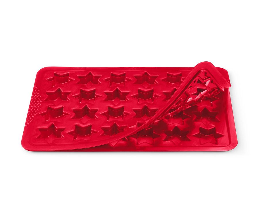 Rote Zimtstern-Backmatte mit Sternformen.
