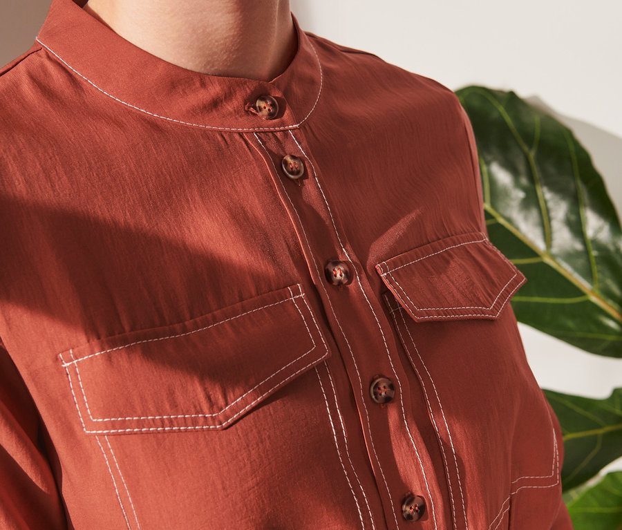 Detailaufnahme eines Hemdblusen-Kleids.