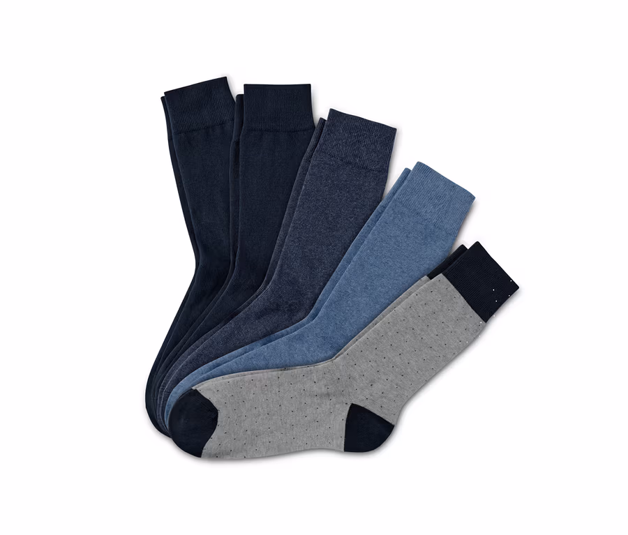 Fünf Paar Socken liegen auf einem weißen Hintergrund.