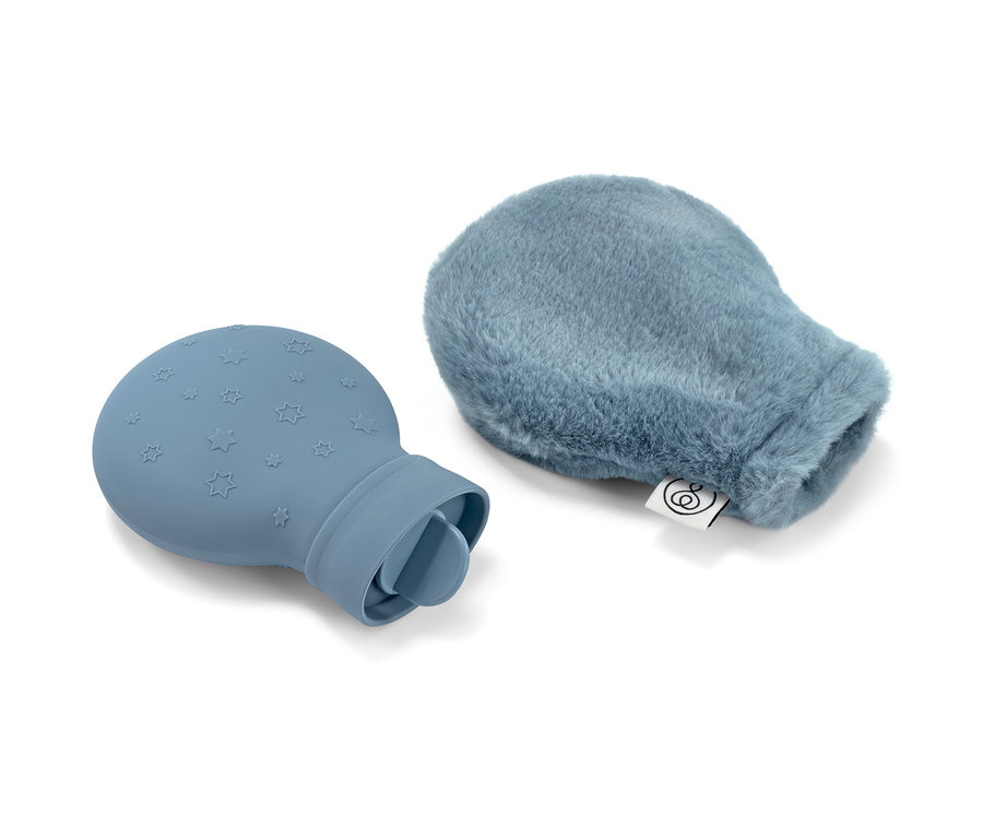 Eine blaue Mini-Wärmflasche mit Sternen und eine blaue Mini-Wärmflasche mit Plüschbezug liegen auf einem weißen Hintergrund.