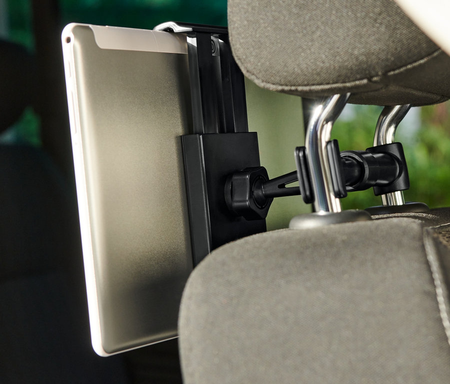 Tablet an Auto-Tablethalterung befestigt, die an der Kopfstütze des Sitzes befestigt ist.