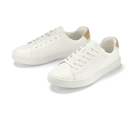 Zwei Ledersneaker auf weißem Hintergrund.