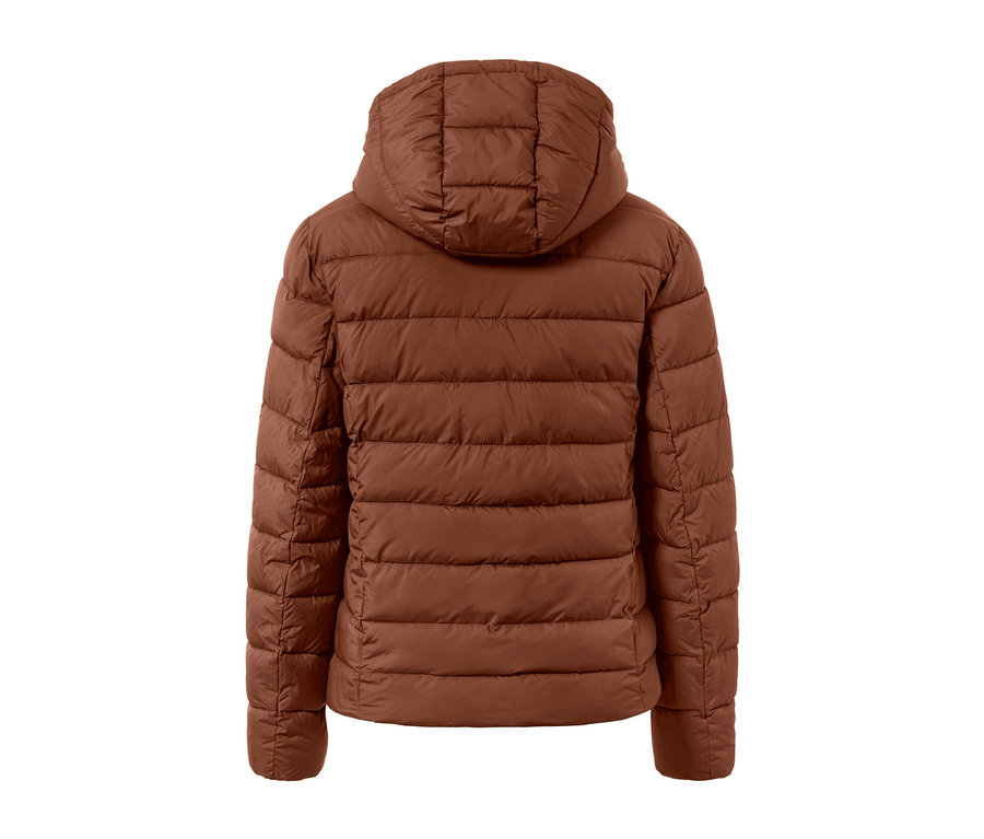 Rückansicht der cognacfarbenen Steppjacke mit Kapuze.
