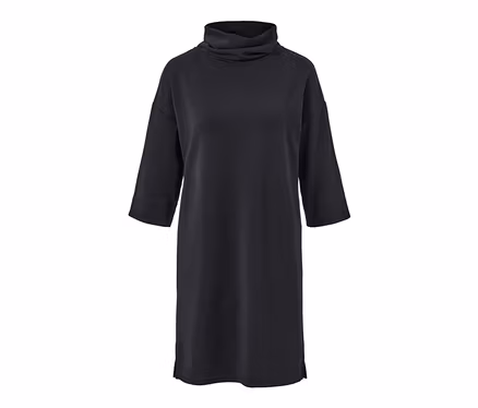 Ein schwarzes Sweatkleid aus Modal-Mix mit Stehkragen und Dreiviertelärmeln.
