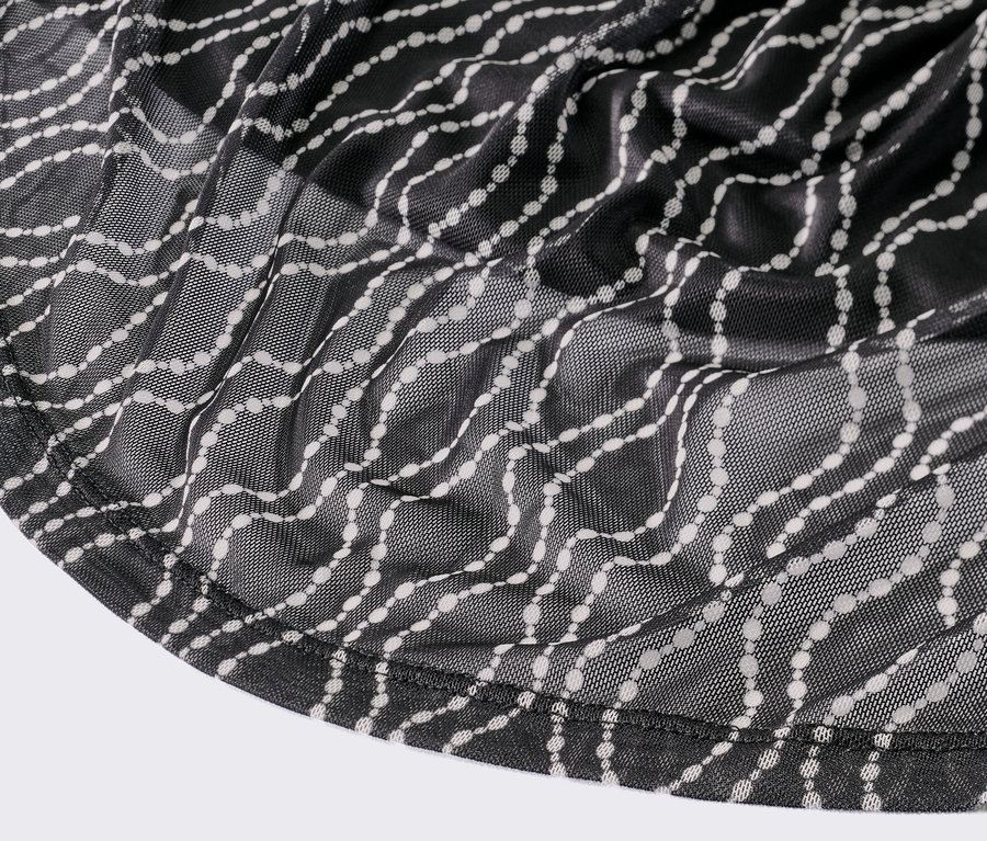 Detailansicht eines bedruckten Mesh-Kleides.