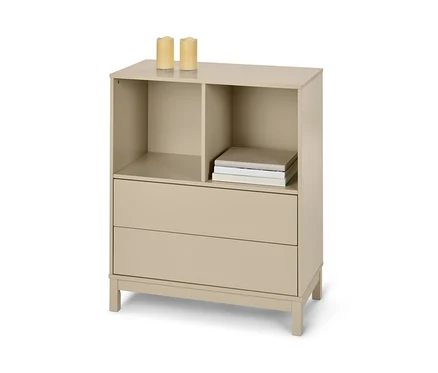 Beige Hochkommode mit 2 Schubladen und offenen Regalen, auf der Oberseite stehen zwei Kerzen und liegen Bücher.