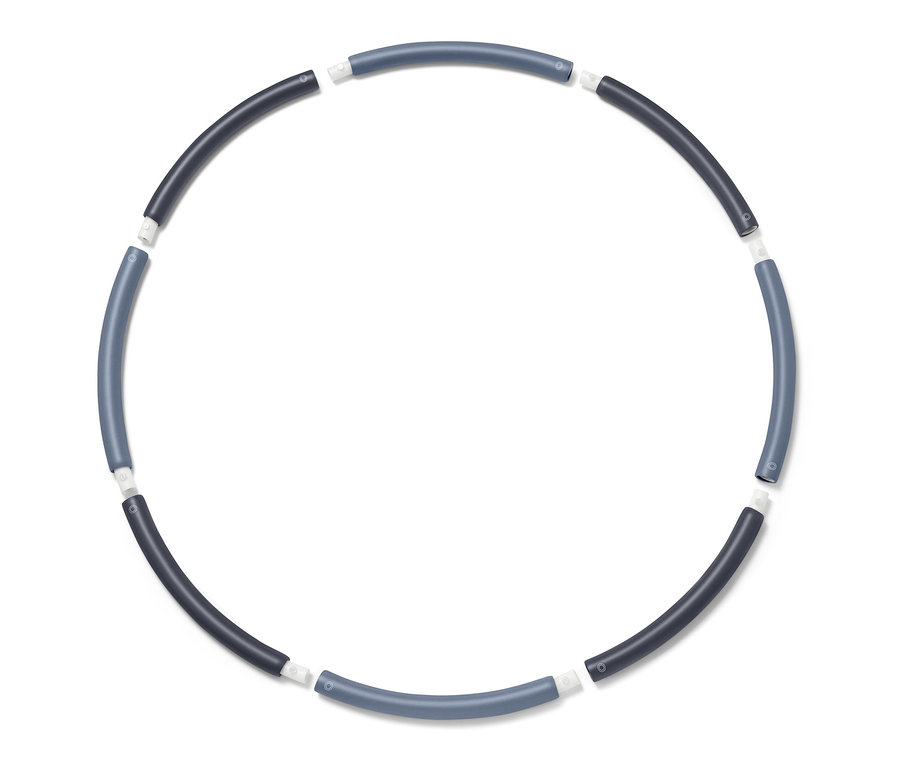 Ein Fitnessreifen, zusammengesetzt aus abwechselnd dunkel- und hellblauen Segmenten, die durch weiße Verbindungsstücke verbunden sind.