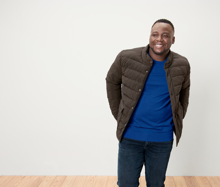 Mann trägt eine Steppjacke.