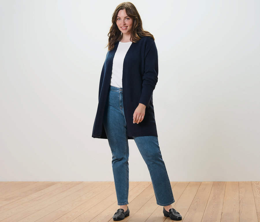 Eine Frau trägt einen offenen Longcardigan, ein weißes Shirt mit 3/4-Arm und eine Straight Jeans – Fit »Juna«.