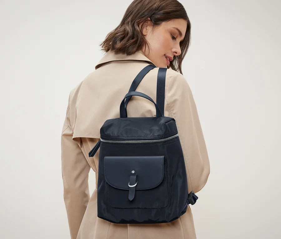 Frau trägt einen Rucksack.