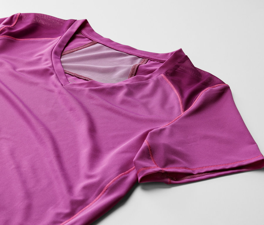 Violettes Sportshirt mit kurzen Ärmeln.