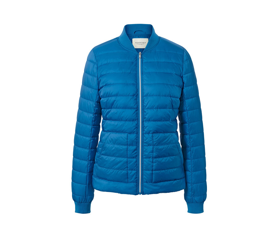 Eine blaue Steppjacke mit einem Reißverschluss in der Mitte.