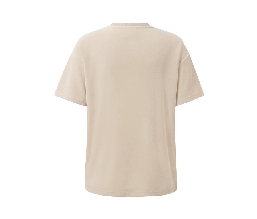 Ein beiges Frottier-Shirt.