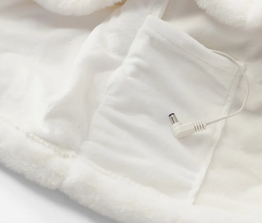 Detailansicht eines weißen Akku-Heizpullovers mit Tasche und Kabel.
