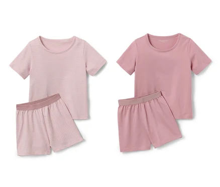 Zwei kurze Kinder-Pyjamas, jeweils bestehend aus T-Shirt und Shorts in Rosatönen, ein Pyjama ist gestreift.
