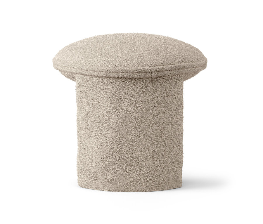 Ein einzelner, gepolsterter Hocker in Beige auf einem weißen Hintergrund.
