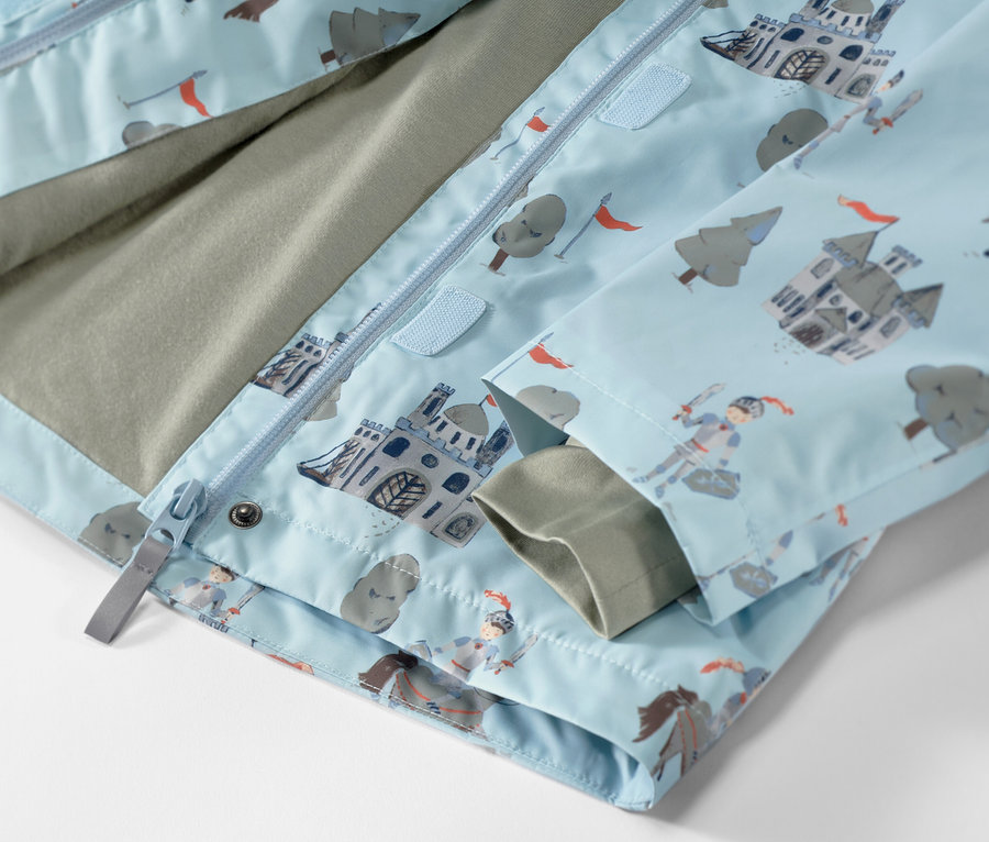 Detailansicht einer Kinder-Regenjacke mit Ritter-Motiv.