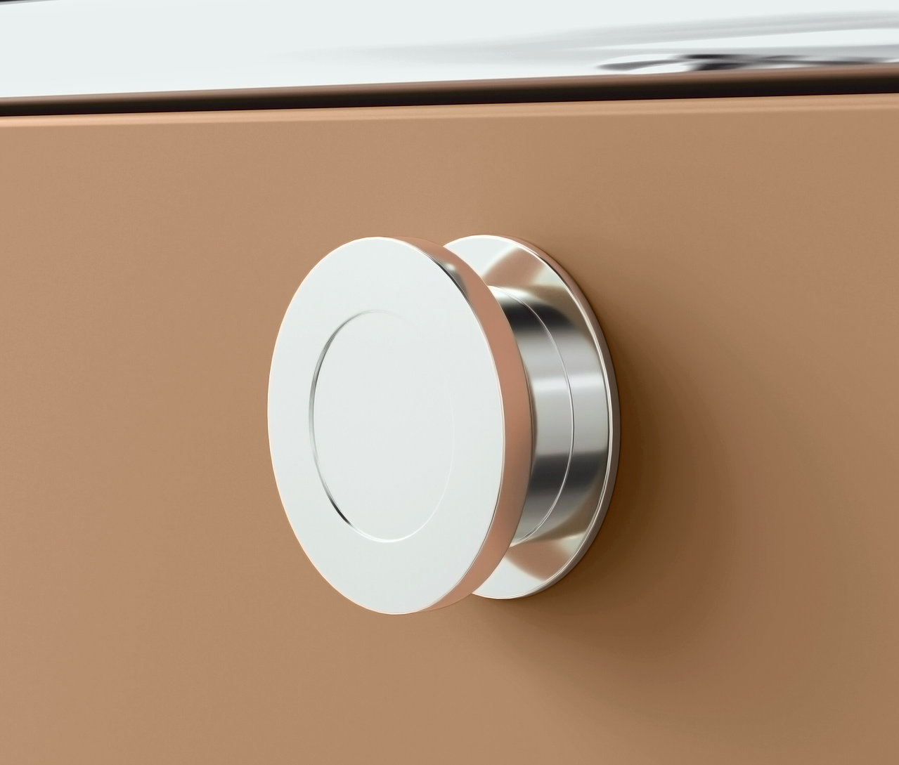 Detail eines silbernen, runden Griffs an einer braunen Schublade.