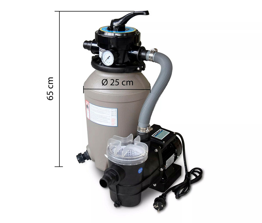 Sandfilteranlage mit grauem Behälter und schwarzem Oberteil, durch einen Schlauch mit einer schwarzen Pumpe verbunden, auf weißem Hintergrund.