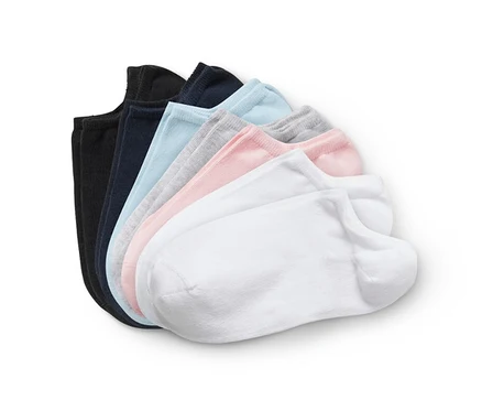 Sieben Paar Sneakersocken in verschiedenen Farben.