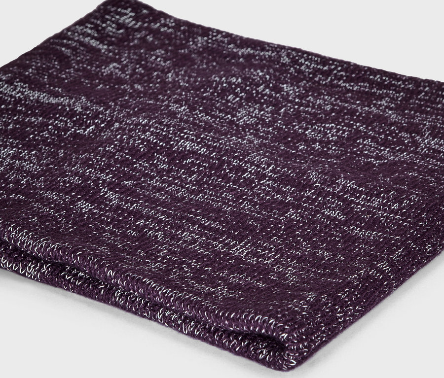 Ein lilafarbener Strickschlauchschal.