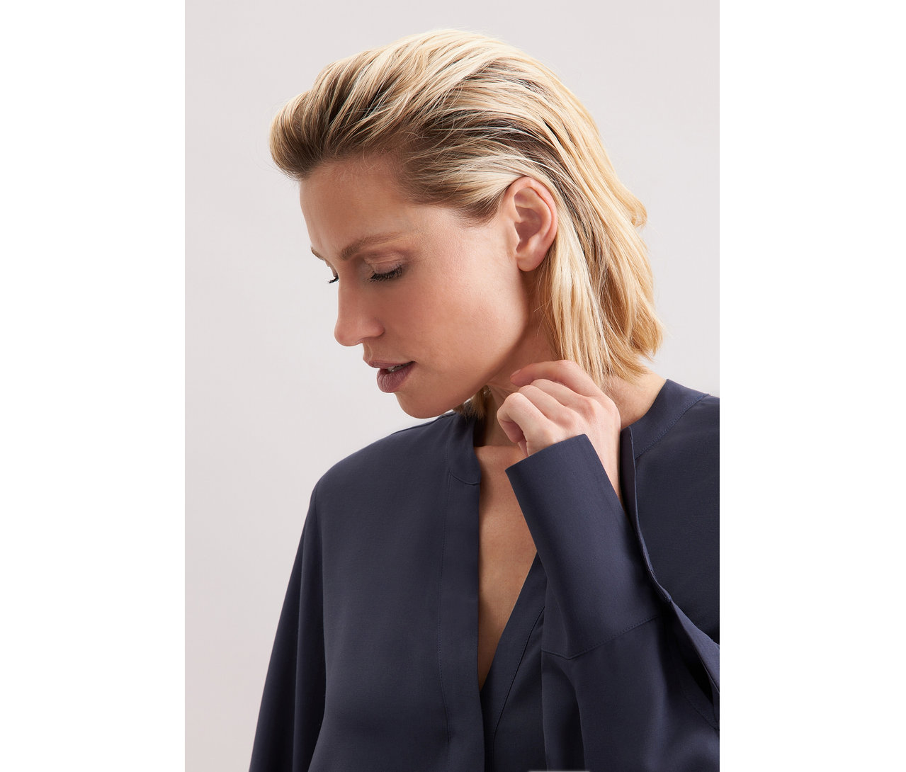 Frau trägt eine marineblaue Seidensticker Tunika aus Viskose.