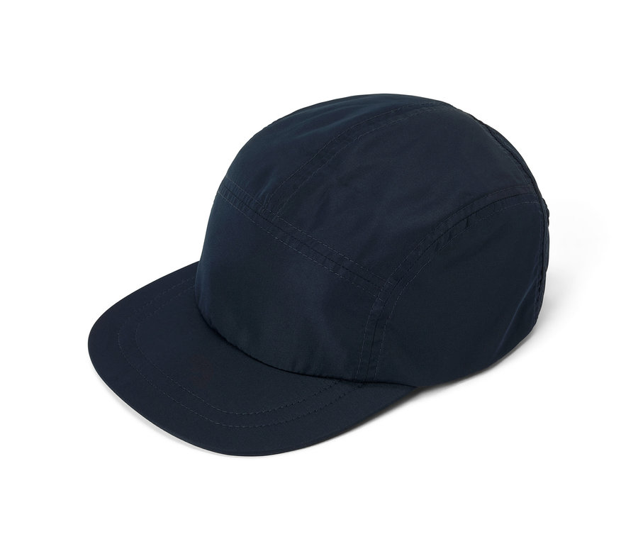 Ein marineblaues, packbares Cap.