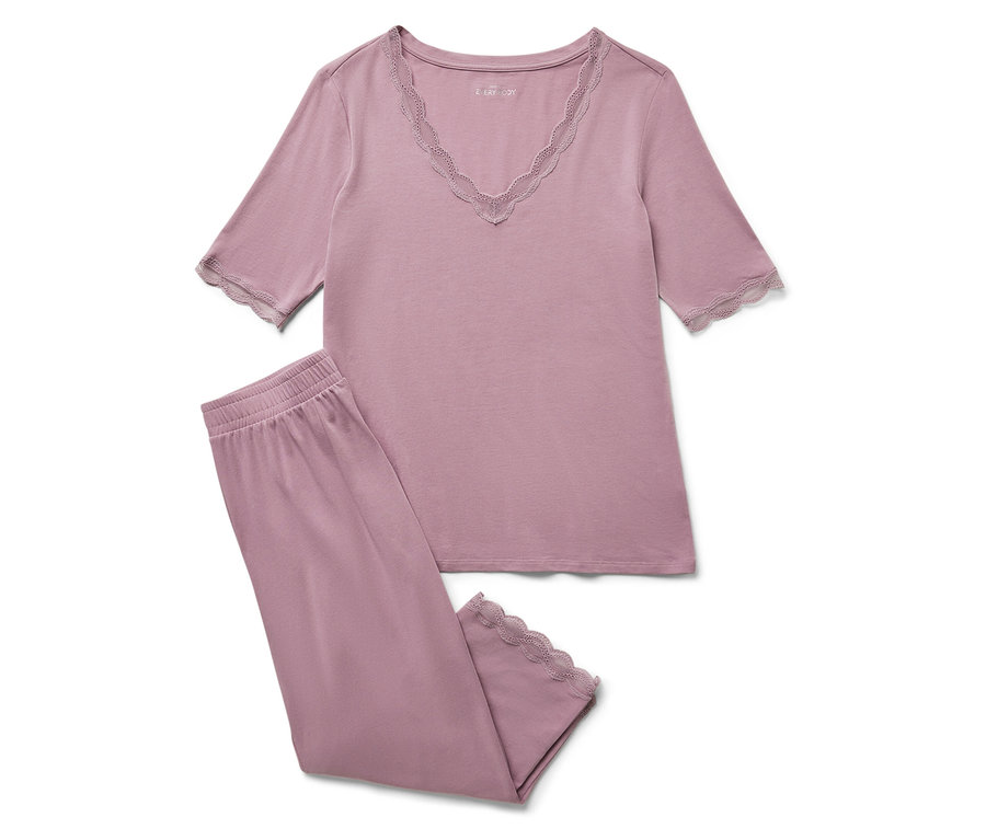 Ein lilafarbener Pyjama mit Spitze auf weißem Hintergrund.