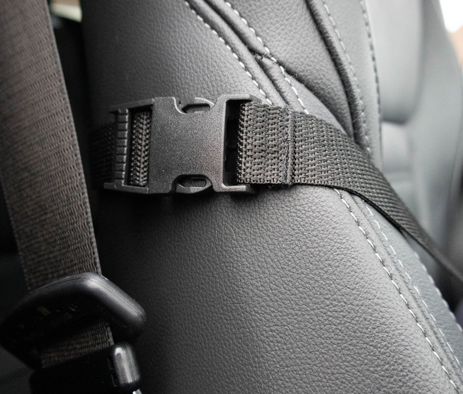Schwarzer Hunde-Autositz »KADEK« mit schwarzem Gurt und Schnalle am Autositz befestigt.