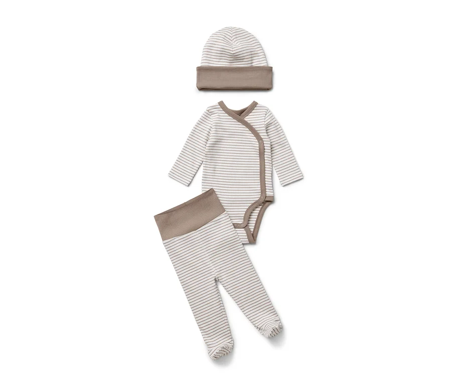 Gestreiftes Baby-Set, 3-teilig: Mütze, Langarmbody und Hose.