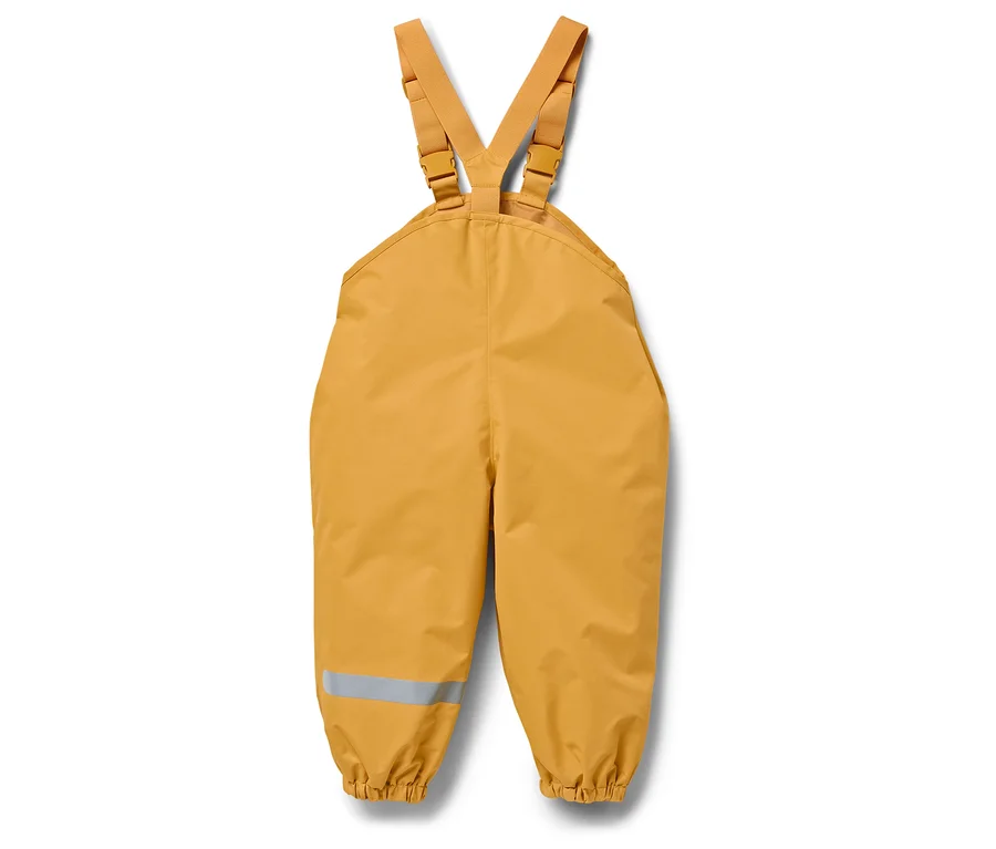 Gelbe Latzhose mit Reflexstreifen am Hosenbein.