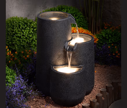 Dreistufiger LED-Gartenbrunnen »Brahma« mit fließendem Wasser.