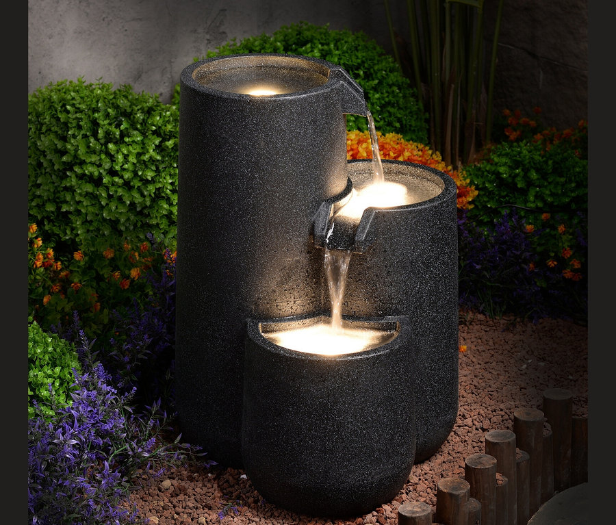 Dreistufiger LED-Gartenbrunnen »Brahma« mit fließendem Wasser.
