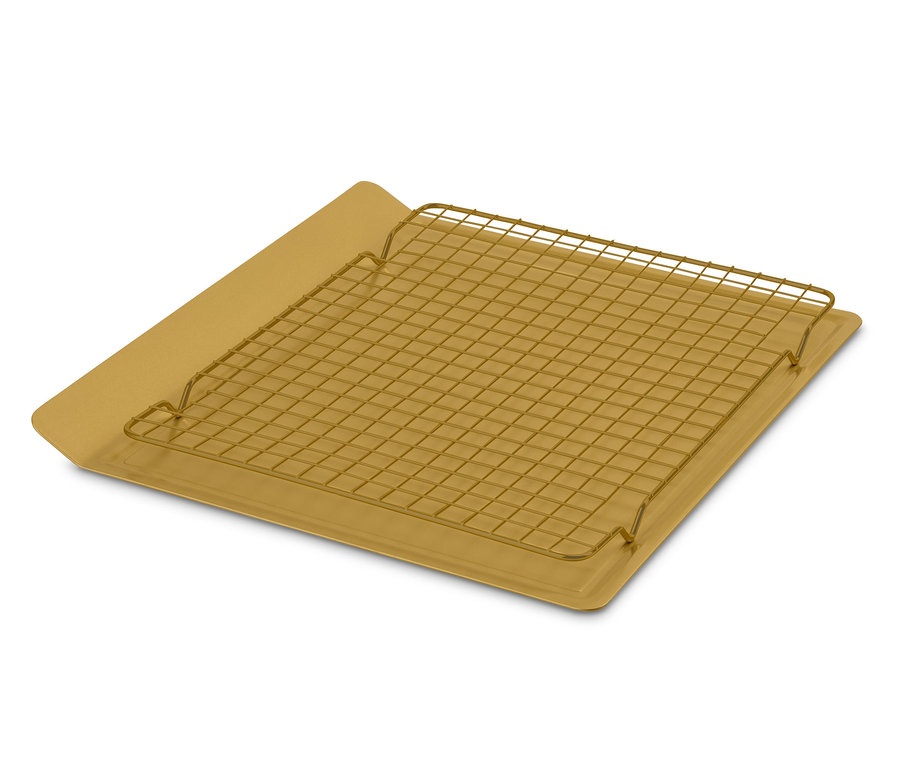 Goldenes Antihaft-Backblech mit Kühlgitter auf weißem Hintergrund.