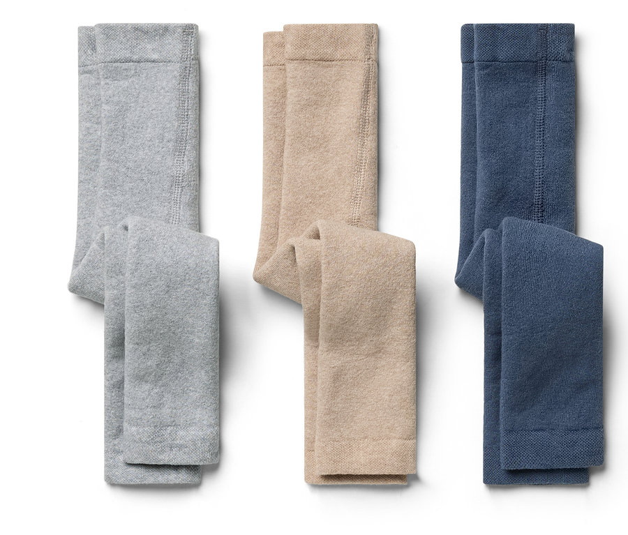 Drei Kinder-Thermoleggings in Braun, Grau und Blau liegen nebeneinander.