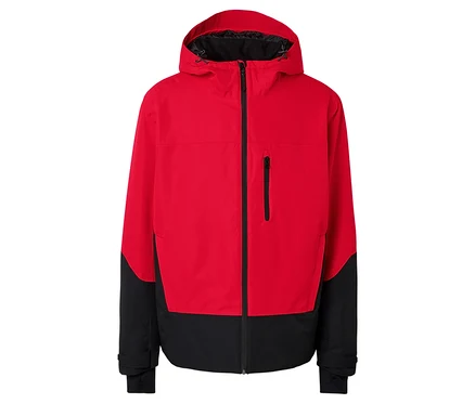 Rote Jacke mit Kapuze und schwarzen Unterteilen.