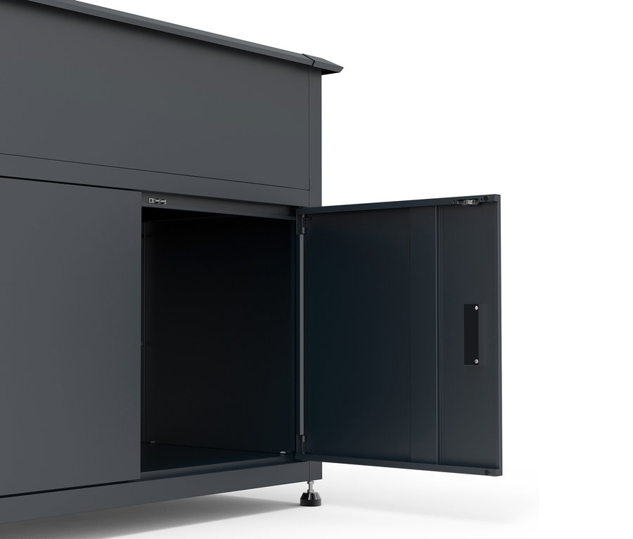Grauer Schrank mit geöffneter Tür.