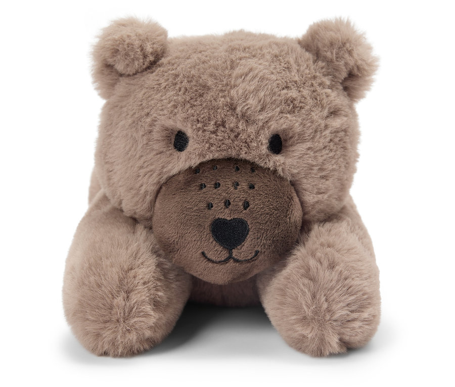 Ein brauner Teddybär liegt auf dem Bauch.