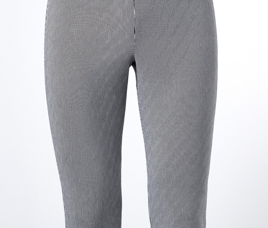 Gestreifte Stretchhose in 3/4-Länge auf einer Schaufensterpuppe.