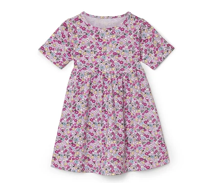 Lila Kleid mit kurzen Ärmeln und Blumenmuster.