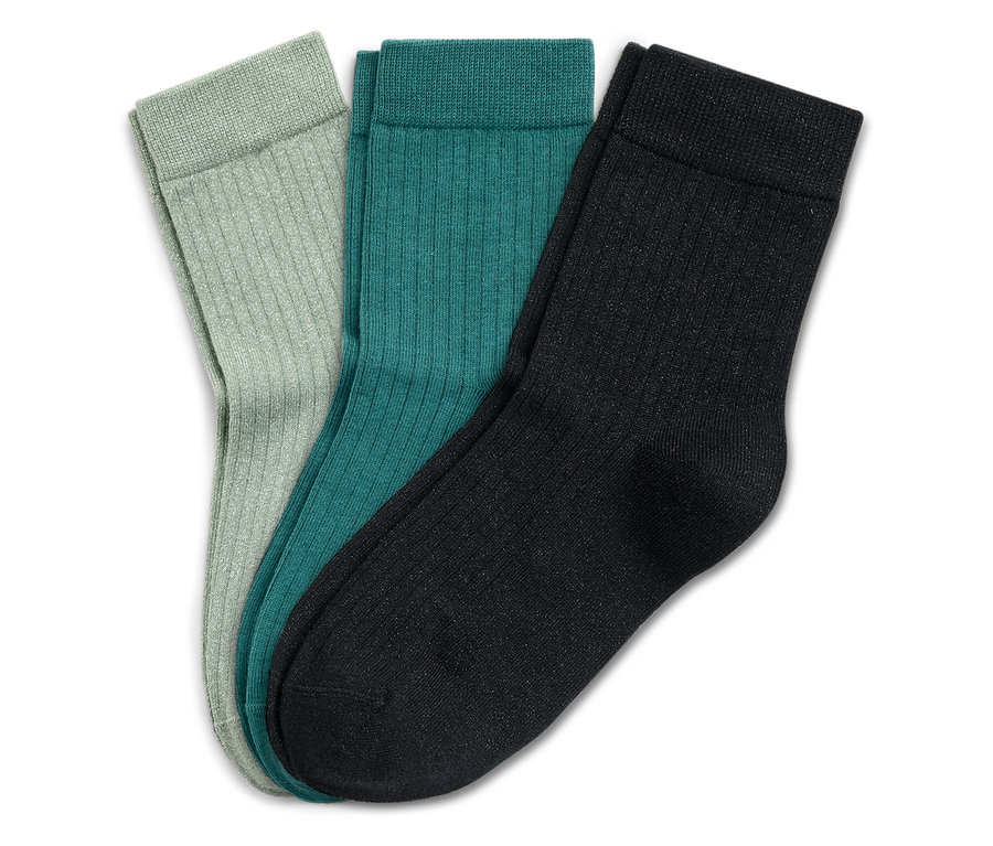 Drei Paar gerippte Socken in Grün, Türkis und Schwarz.