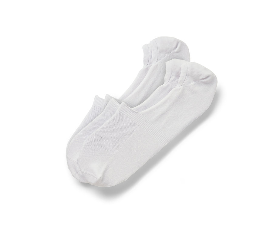 Zwei Paar weiße Sport-Füßlinge liegen übereinander.