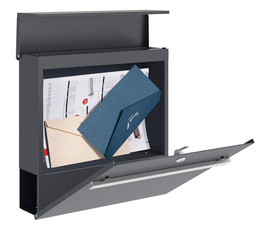 Ein grauer Briefkasten mit geöffneter Tür, gefüllt mit Briefen und einer blauen Karte.