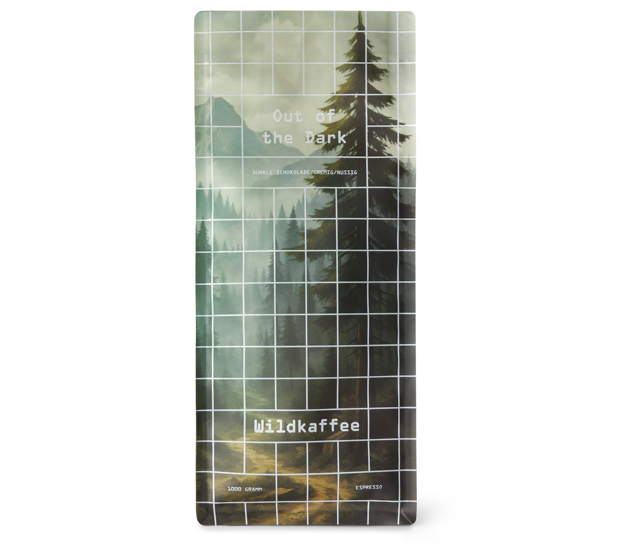 Eine Packung Wildkaffee - Out of the Dark Espresso - 1 kg Ganze Bohne mit Waldmotiv und Gittermuster steht aufrecht.