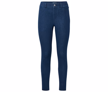 Blaue, eng anliegende Jeanshose liegt auf einem weißen Hintergrund.