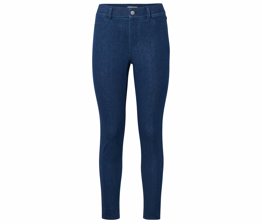 Blaue, eng anliegende Jeanshose liegt auf einem weißen Hintergrund.