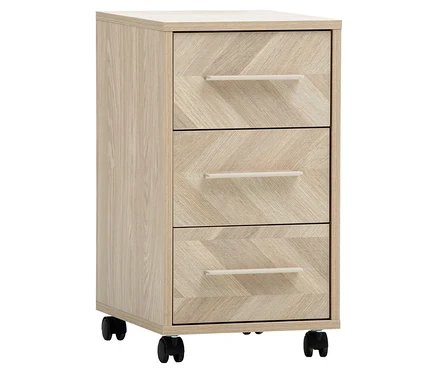 Ein heller Holzschrank mit drei Schubladen und silbernen Griffen steht auf schwarzen Rollen.