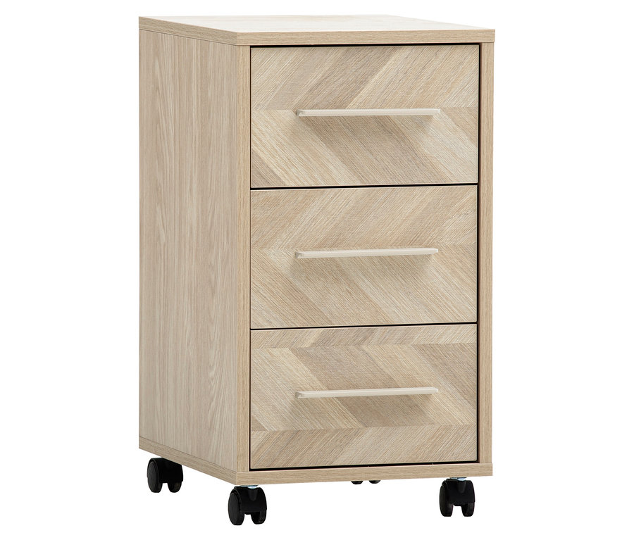 Ein heller Holzschrank mit drei Schubladen und silbernen Griffen steht auf schwarzen Rollen.