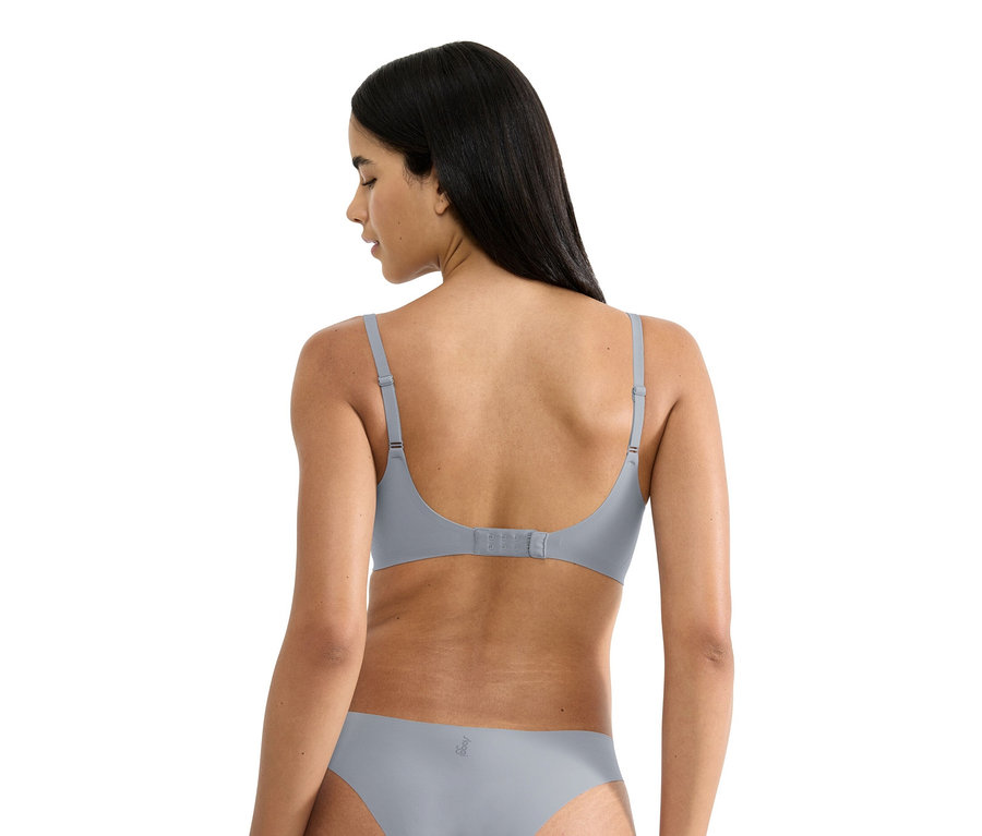 Rückansicht einer Frau mit dunklen Haaren, die einen grauen BH und einen passenden Slip trägt.