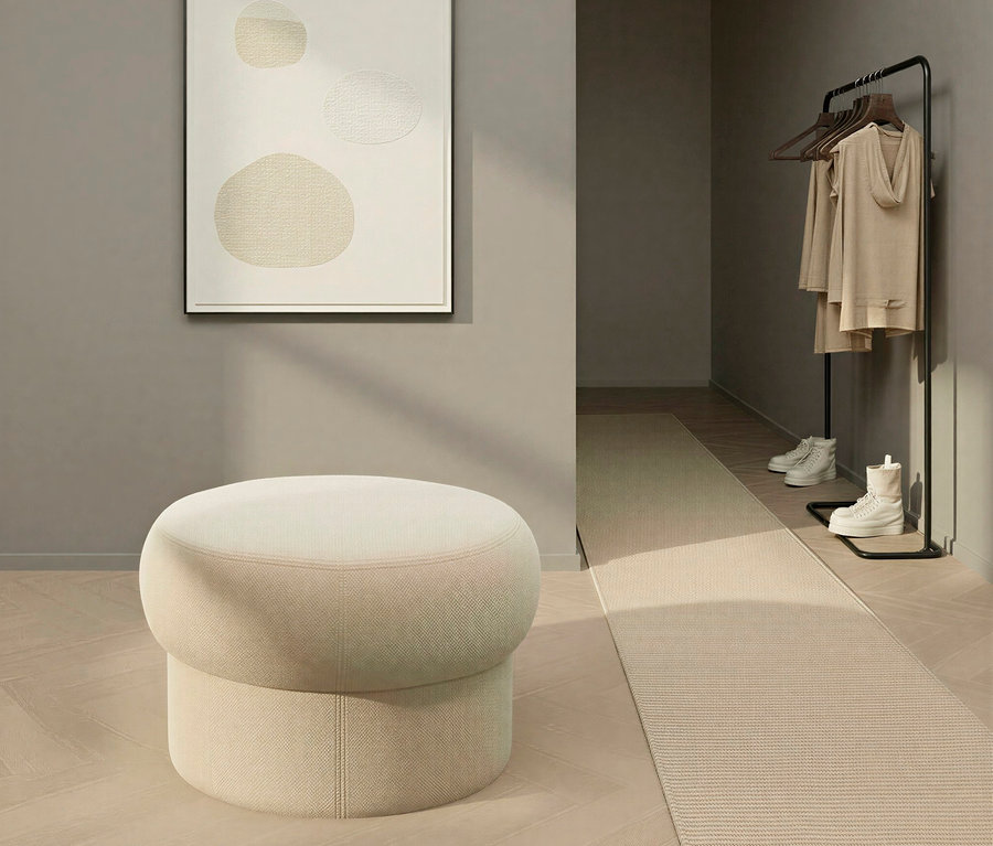 Ein cremefarbener Domo Pilzhocker »Marbella« steht im Flur.
